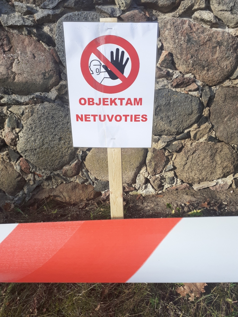 Kopš oktobra vidus, kad Smiltenē tika sacelta trauksme par unikāla arhitektūras pieminekļa –  siera namiņa – cauro jumtu, caurums jumtā kā ir, tā ir. Ap namiņu vienīgi novilkta norobežojošā lente un pielikts brīdinājuma uzraksts.                                                                                                    
Autors:  SANDRA PĒTERSONE