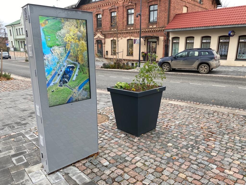 Mūsdienīgs risinājums redzams Smiltenes pilsētas centrā – pašvaldība izvietojusi pirmo digitālo informācijas stendu, kurā aktuālā informācija iedzīvotājiem brīvi pieejama visu diennakti.                              
Autors:  LINDA BEITIKA