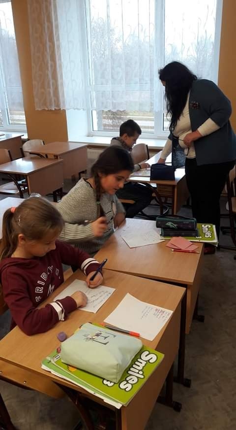 Lai arī pašlaik Valkas Jāņa Cimzes ģimnāzijā valda satraukums, jo diviem bērniem ir pozitīvs “Covid-19” tests, skola nav slēgta un mācības klātienē notiek 1., 3., 4., 5. un 6. klašu grupām. Skolas administrācija darīs visu, lai pēc iespējas ilgāk bērni varētu mācīties savās klasēs kopā ar skolotājiem.                                                              
Autors:  ANDA KUŠĶE 
