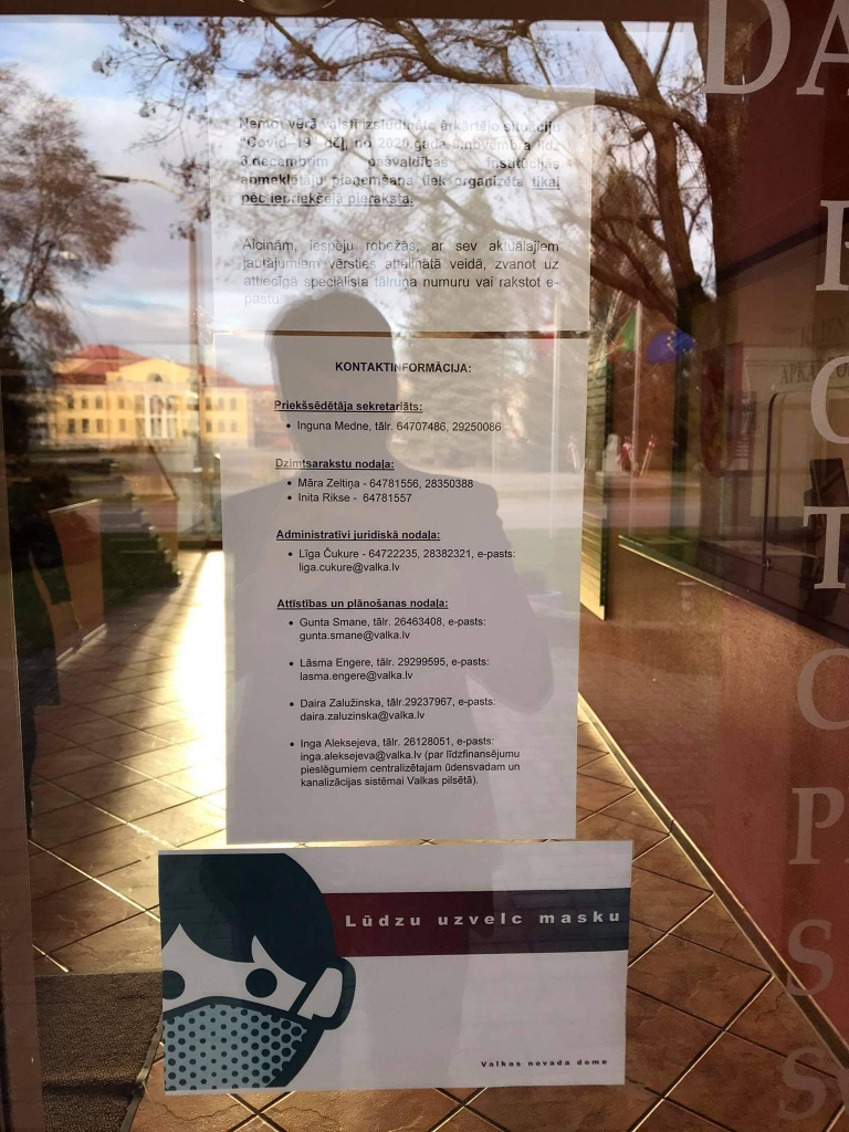Jau vakar priekšpusdienā uz Valkas novada domes galvenās ēkas Beverīnas ielā 3 durvīm parādījās informācija par pašvaldības institūcijās apmeklētāju pieņemšanu tikai pēc iepriekšēja pieraksta.            
Autors:  ROBERTS JOHANSONS