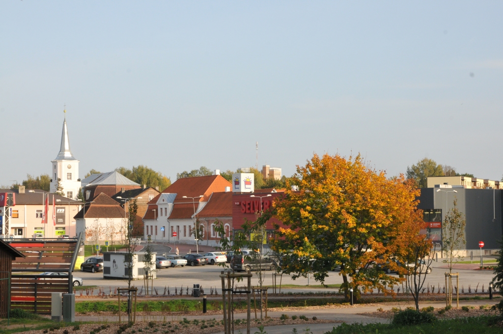 No pirmdienas, 16. novembra, valcēniešiem, šķērsojot Latvijas – Igaunijas robežu, daudzviet publiskās vietās būs jālieto deguna un mutes aizsegs. Arī iepērkoties igauņu veikalos, būs jālieto maskas un jāietur divu metru distance.                                                                                                         
Autors:  INGA KARPOVA