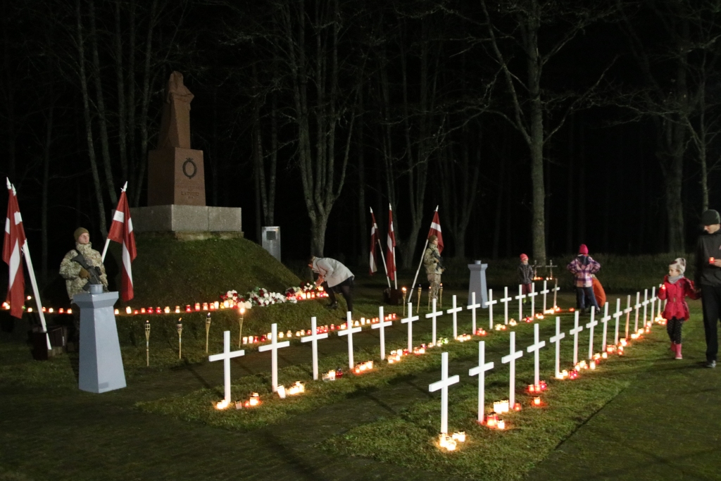 Trešdienas pievakarē valcēnieši – ģimenes ar bērniem – individuāli devās uz Ziemeļvidzemes karavīru Brāļu kapiem Meža kapos, lai Lāčplēša dienā ar ziediem un svecīšu liesmām izrādītu cieņu kritušajiem varoņiem.                                                                                                                                                                                                                                                                                                                                   
Autors:   IVO LEITIS