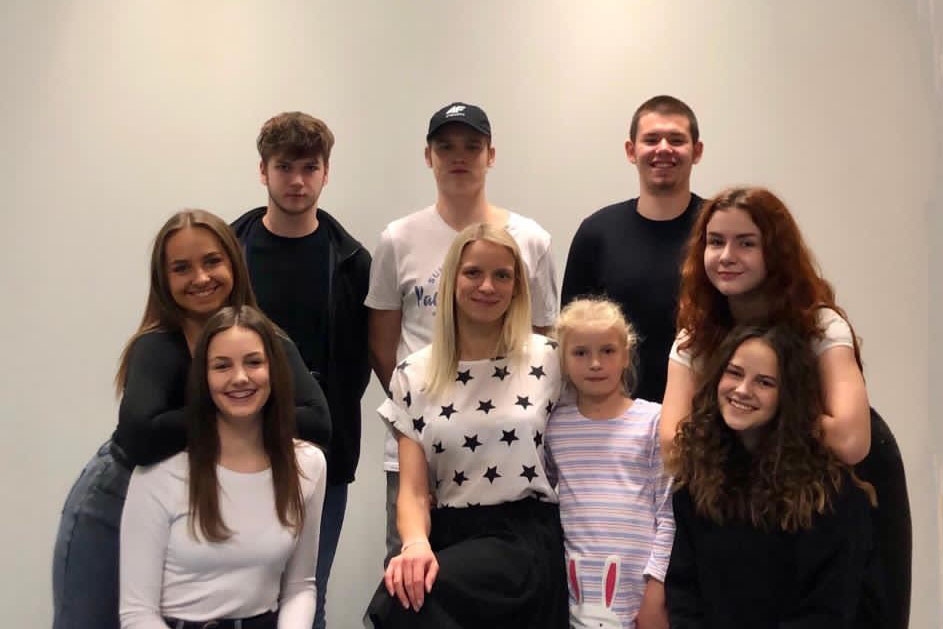 Lai sniegtu reālu atbalstu – piegādātu pārtiku vai nomaksātu rēķinus –, Valkā dzīvojošie jaunieši, kuri jau ilgāku laiku brīvprātīgi ar savu darbu atbalsta sporta un kultūras pasākumus, iesaistījušies šobrīd aktuālā atbalsta kustībā #vieglipalīdzēt. Viņus koordinē Romina Meļņika. Šis uzņēmums tapis 11. novembrī, kad jaunieši grupās devās nolikt piemiņas svecītes uz kritušo brīvības cīnītāju kapiem.                                                                            
Autors:  ROMINA MEĻŅIKA