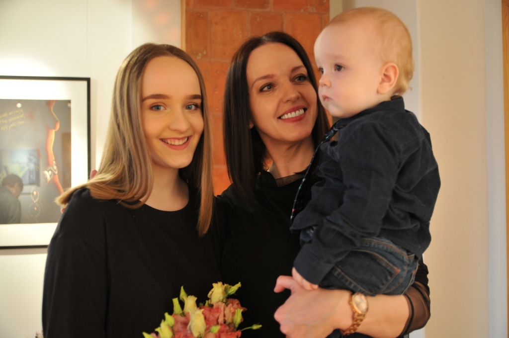 Everita Pukinska-Maļceva (pa vidu) kopā ar meitu un dēlu Valkas novada mākslinieku izstādes atklāšanā.
Autors: INGA KARPOVA