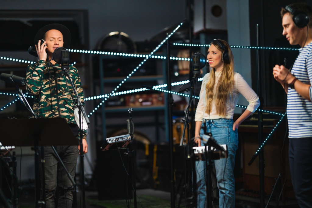 Mūziķi Renārs Kaupers (no kreisās), Māra Upmane-Holšteine un Jānis Šipkēvics dziesmas 