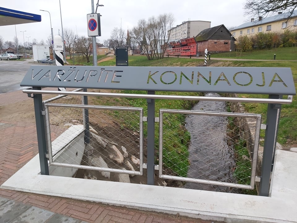 Daudzi cilvēki ir neizpratnē, kāpēc pēc jaunā Valkas un Valgas kopīgā centra izbūves Varžupīte, kas tek pa Latvijas – Igaunijas robežu,  tikusi pie diviem nosaukumiem – Varžupīte un Pedele.                                                                                                                                                                                                                                                                                                                         
Autors:  INGŪNA JOHANSONE