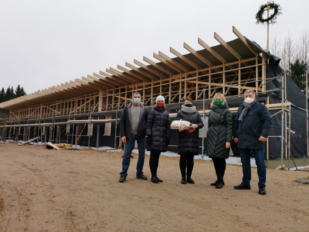 Raunas novada Drustu pagastā projekta “Vidzeme iekļauj” īstenotāji nosvinējuši spāru svētkus topošajai grupu dzīvokļu mājai. Attēlā no labās – Gatartas pansionāta direktors Aivars Damroze,  projekta “Vidzeme iekļauj” sociālo pakalpojumu eksperte Laine Zālīte, Raunas novada domes priekšsēdētāja Evija Zurģe, projekta “Vidzeme iekļauj” vadītāja asistente Dace Liepiņa un būvdarbu vadītājs Ainārs Butkus.                    
Autors: RAUNAS NOVADA PAŠVALDĪBA