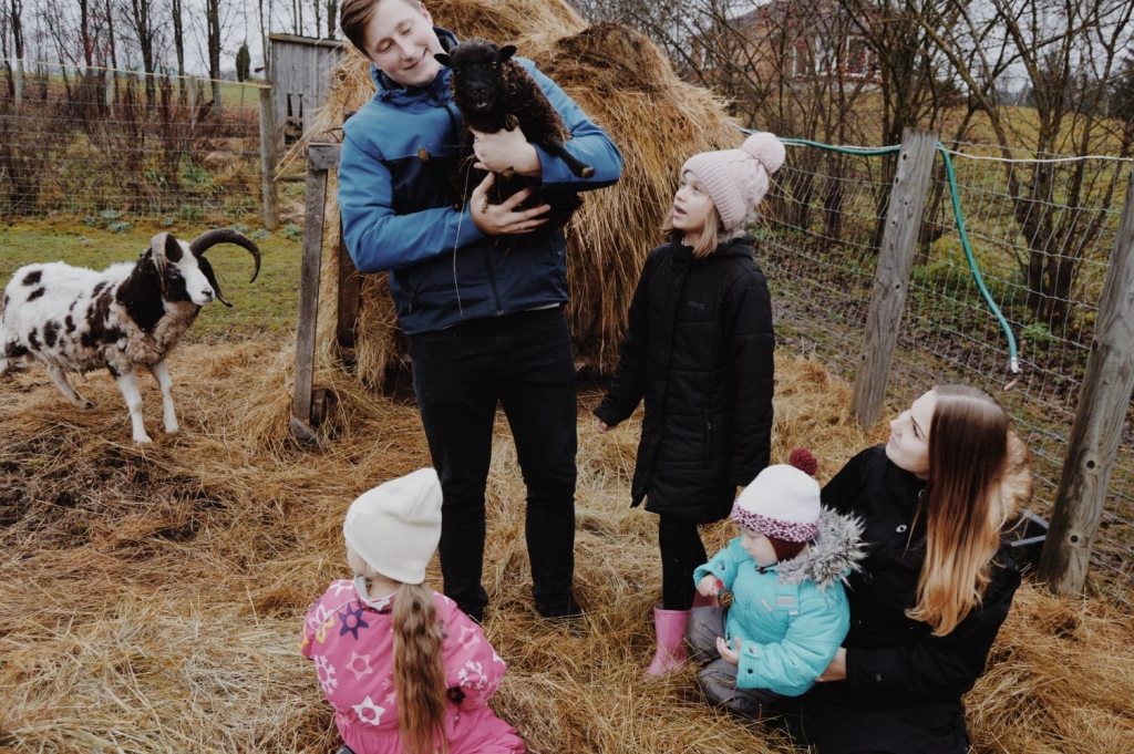 Launkalnes pagasta “Ezerleju” mini zoodārza iemītnieki sagaidījuši jaunus aprūpētājus un saimniecības pārvaldniekus – Klāvu un Alisi Gulbjus un viņu ģimeni. Attēlā – Alise un Klāvs kopā ar dēlu Oliveru un Alises jaunākajām māsām – Martu (stāv blakus Klāvam) un Dārtu. Fotografēšanās brīdī klāt nav Alises mammas Vizmas Dāvides. 
Autors:  KARĪNA NORIŅA