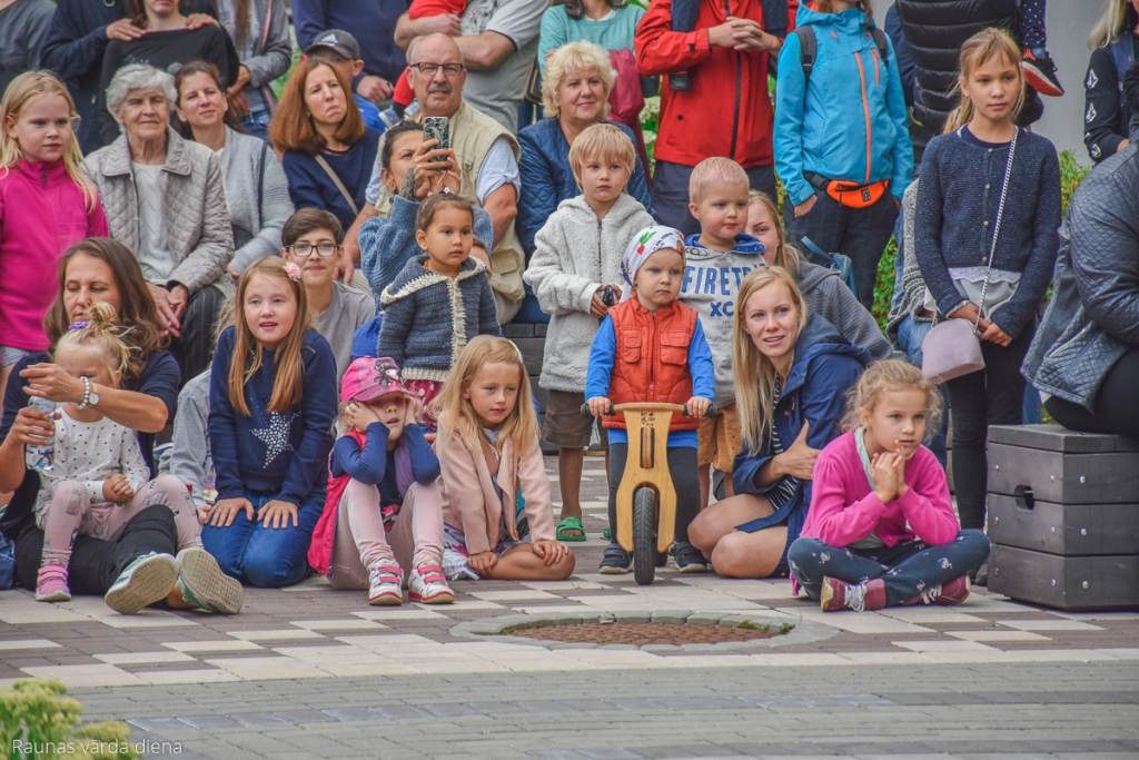 Raunas novadam iekļūt konkursa “Ģimenei draudzīgākā pašvaldība 2020” otrajā kārtā palīdzējuši iedzīvotāji. Raunēnieši novērtē gan ģimenes pastaigām piemērotās dabas un izziņas takas, gan bezmaksas pusdienas bērniem, gan arī viņiem rīkotos pasākumus. Attēlā – Raunas vārda dienas svinības.                                                                                                
Autors: JĀNIS LĀCIS
