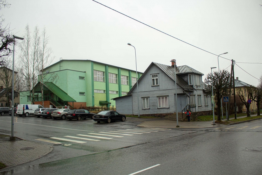 Jaunā ēka atradīsies Allika un Kungla ielu stūrī, vietā, kur šobrīd atrodas attēlā redzamā zilā ēka.                                                                     
Autors:  Arvo Mēks