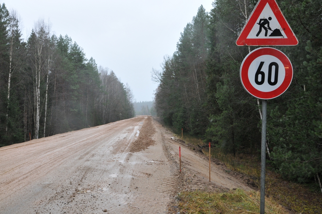 Līdz pat Ziemassvētkiem Zvārtavas pagasta iedzīvotājiem ar sakostiem zobiem būs jāpārdzīvo braukšana pa ceļa Valka–Vireši posmiem, kur pašlaik notiek ceļa virskārtas remontdarbi. Ceļu remontdarbiem atvēlēto valsts līdzekļu ietaupījums ļauj līdz gada beigām vēl pagūt saremontēt vairākus ceļus, tostarp Valkas novadā. 
Autors:  INGA KARPOVA