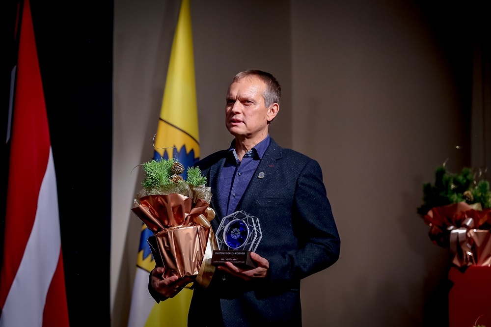 Smiltenes novada pašvaldības konkursā “Smiltenes novada uzņēmējs” nominācijā  “Lielākās ražošanā piesaistītās investīcijas” apbalvojums šogad piešķirts kokapstrādes uzņēmumam “Vudlande”, ko vada Māris Zālītis (attēlā).                                                                                     
Autors: SMILTENES NOVADA DOME