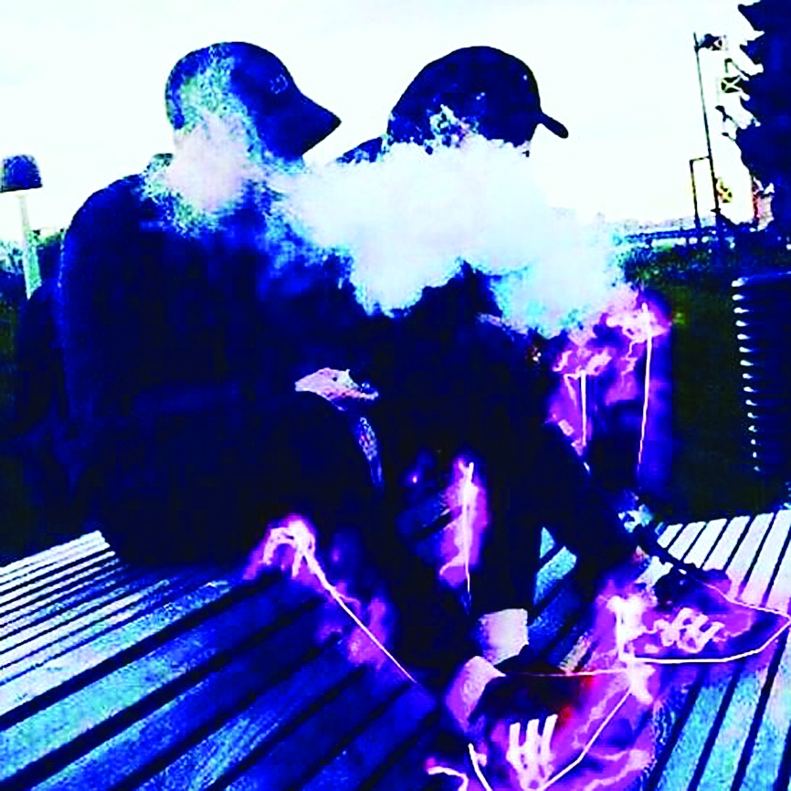 E-cigarešu smēķēšana pusaudžu vidū kļūst aizvien populārāka, jo aromāts ir patīkams un pēc tam apģērbam un ķermenim nav parastajām cigaretēm raksturīgās smakas. Vecāki bieži vien par sava bērna atkarību pat nenojauš.
Autors:  no sociālā tīkla “TikTok”