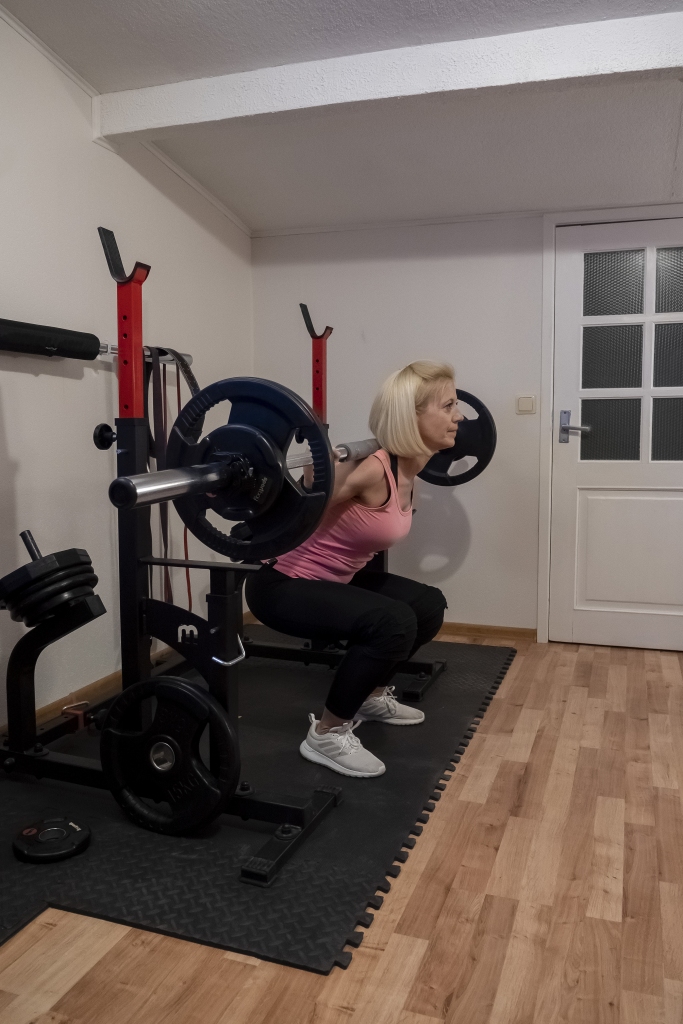 Smiltenieši Evita un Jānis Ūdri nav atkarīgi no valdības lēmumiem par sporta klubu darbības ierobežošanu vai pat slēgšanu vīrusa izplatības dēļ. Viņi savās mājās radījuši iespēju fitnesa treniņiem, un tieši tā Evita sev atklājusi sportošanas prieku.                                                                   
Autors:  JĀNIS ŪDRIS