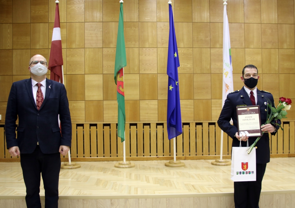 Valkas novada doems pateicību saņēma VP VRP Valkas iecirkņa Kārtības policijas nodaļas vecākais inspektors Jānis Ozoliņš.
Autors: Ivo Leitis