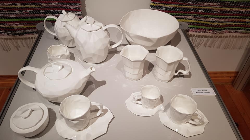 “Skaista izstāde!” tā sociālajos tīklos atzīst daudzi Valkas novadpētniecības muzejā apskatāmās ketamikas un porcelāna darbu izstādes apmeklētāji. Īpaši uzrunā Jāņa Roņa porcelāna darbi.                                   
Autors:  GUNTA SMANE