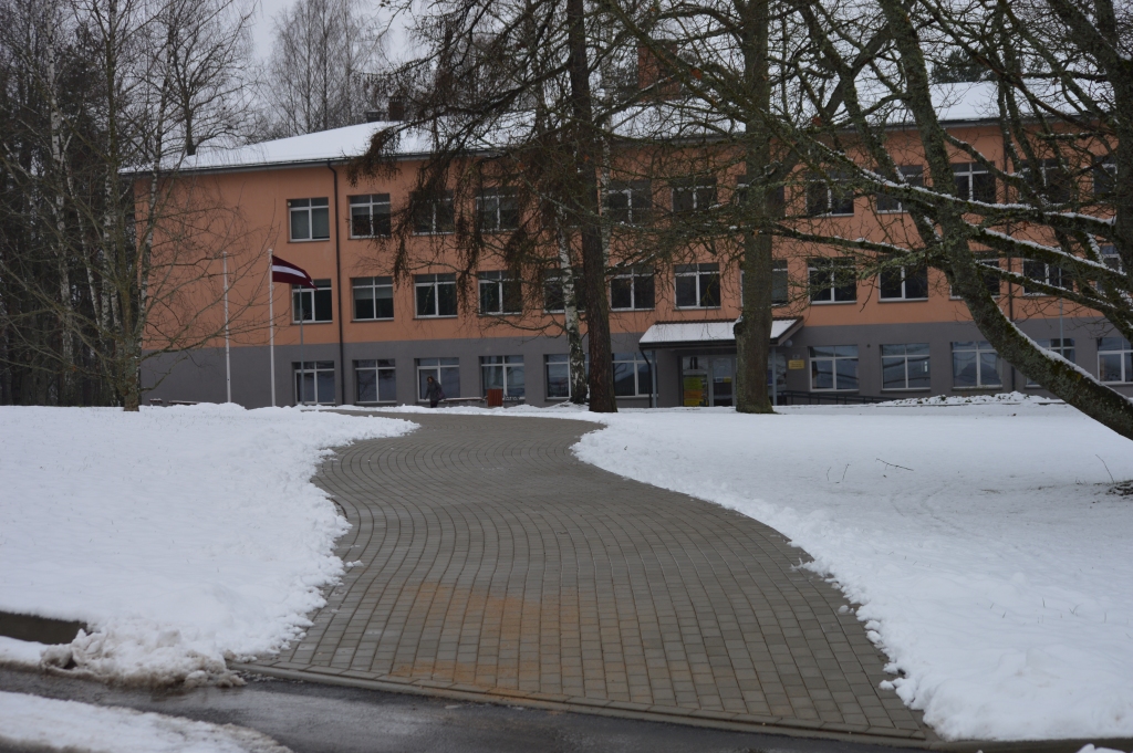 Smiltenes tehnikuma šā gada absolventu moto “Neapstājies!” ir redzams ikvienam, kurš dodas pa jauno Absolventu taku Kalnamuižā (attēlā) un ir pamudinājums sasparoties arī šajā ārkārtējās situācijas laikā.                                                                                                                                     
Autors:  SANDRA PĒTERSONE