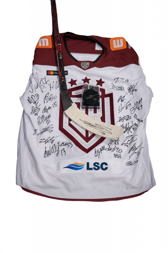 Hokejista Laura Dārziņa ripa, nūja un 