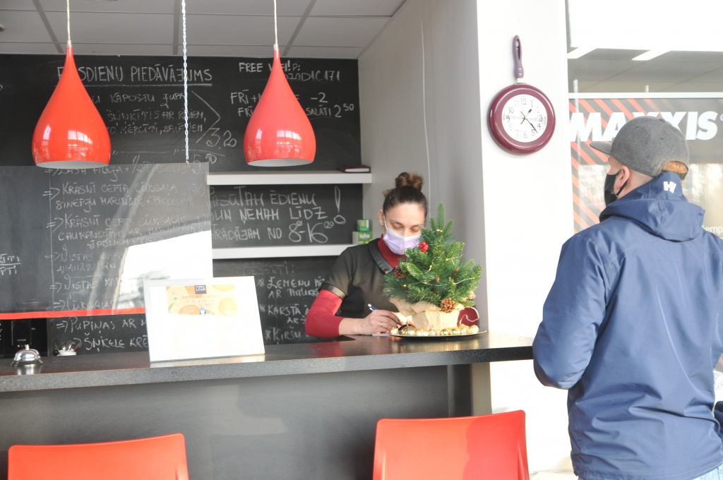 Kafejnīcas “Līra” darbiniece Ilona Motuka pieņem pasūtījumu ēdienam līdzņemšanai.                     
Autors: Inga Karpova