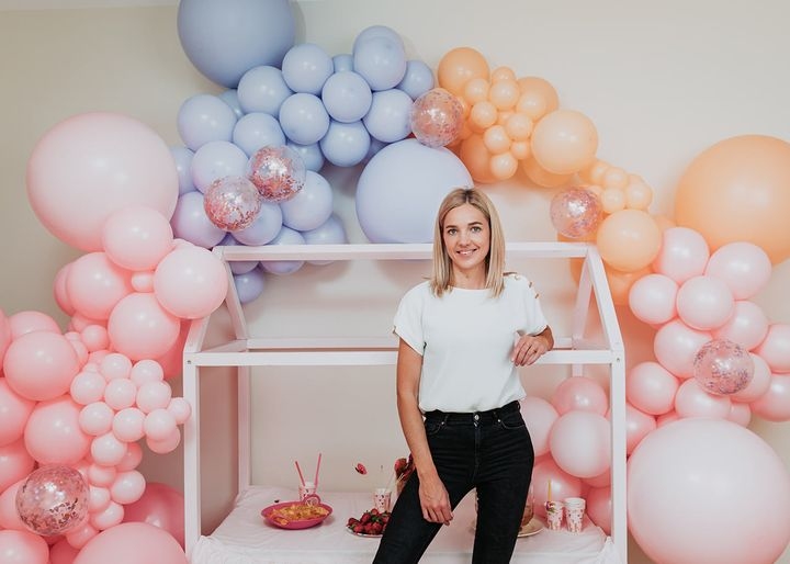 Sanda Bogomazova pēc atgriešanās Latvijā no Anglijas nodibinājusi savu uzņēmumu un atvērusi fotostudiju Cēsīs.                                                                                                                                                                                
Autors:  “STORYTIME”