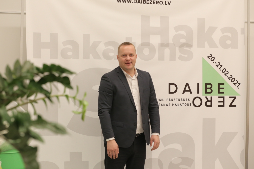 SIA «ZAAO» valdes priekšsēdētājs Gints Kukainis tic, ka pirmajā atkritumu pārstrādes veicināšanas hakatonā jeb ideju maratonā «DaibeZero» izdosies apvienot inovatīvus, radošus un talantīgus cilvēkus, lai kopīgi risinātu Latvijā tik samilzušās vides problēmas.                                                                                                         
Autors:  SANTA SINKA