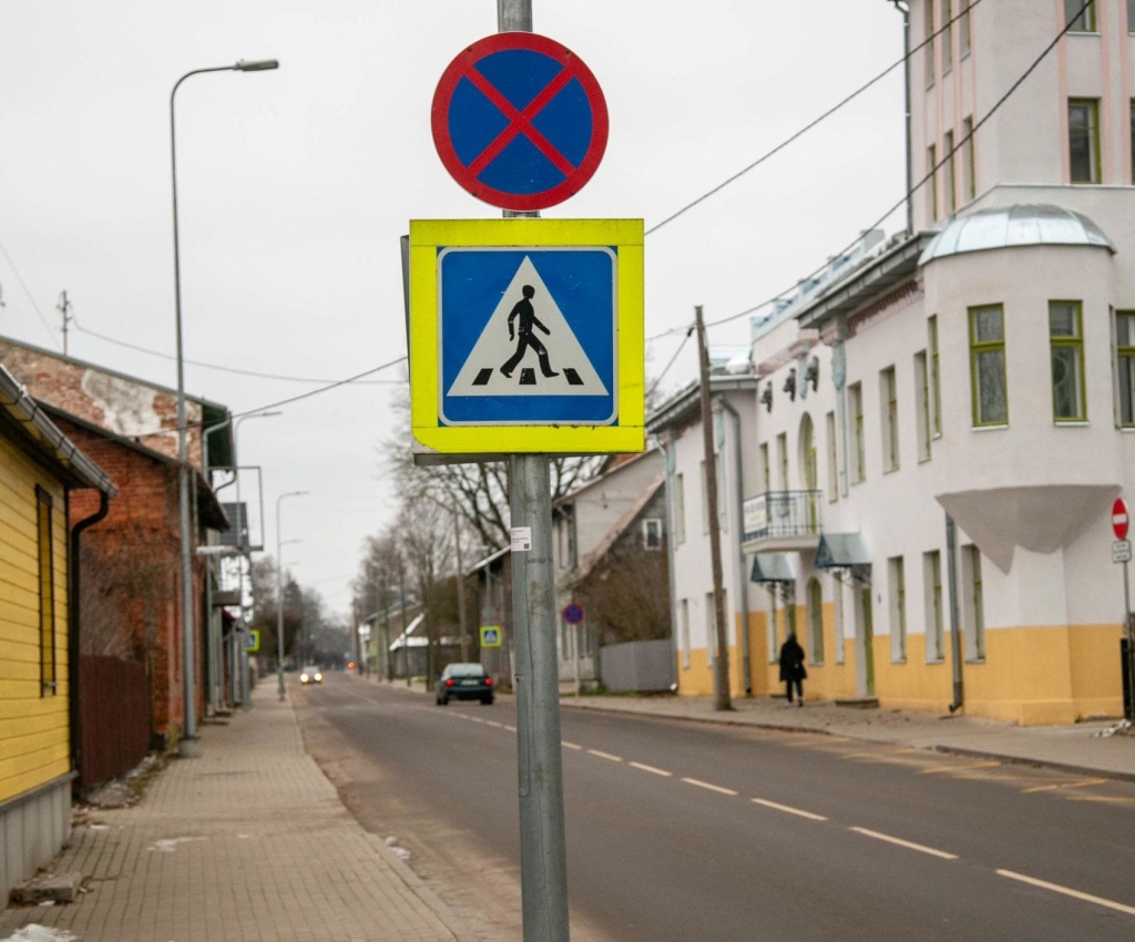 Vieta Valgā, kur regulāri tiek novietoti auto, neskatoties uz liegumu.
Autors: Arvo Meeks