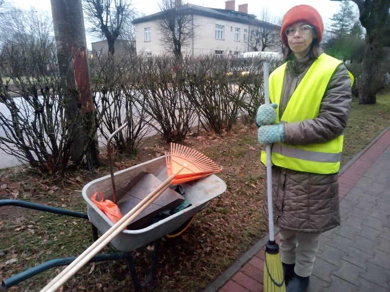 Jau kopš septembra pagaidu sabiedriskajos darbos strādā valcēniete Evija Konrāde, kura kopā ar māsu Ilonu uztur kārtību ne tikai Rīgas ielas vienā posmā, bet arī Lugažu laukumā un jaunajā dvīņu pilsētu centrā, kur regulāri iztukšo atkritumu urnas un saslauka vai sagrābj gružus.                                                                                        
Autors:   INGA KARPOVA