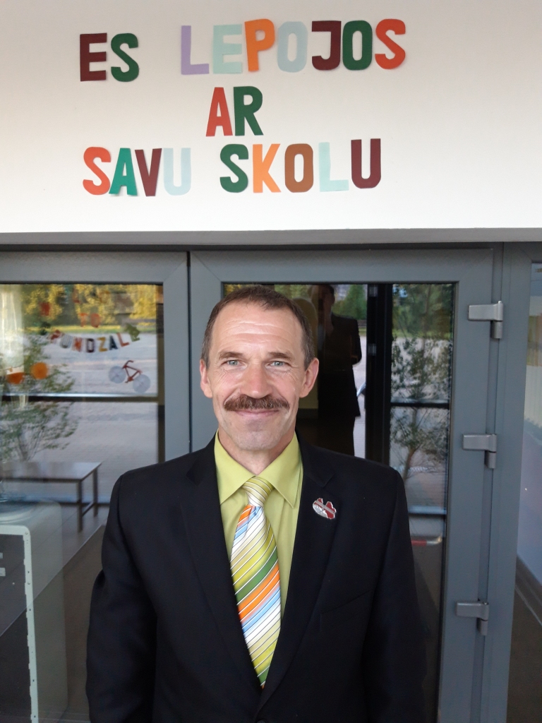 Grundzāles pamatskolas sporta skolotājs Māris Stabiņš ir viens no Izglītības un zinātnes ministrijas rīkotā konkursa «Gada sporta pedagogs 2020» nominantiem. Gada nogalē uzzināsim konkursa rezultātus, taču neatkarīgi no tiem M. Stabiņš turpina iedvesmot ne vien skolēnus, bet arī savus kolēģus.                      
Autors:  NO PERSONĪGĀ ARHĪVA