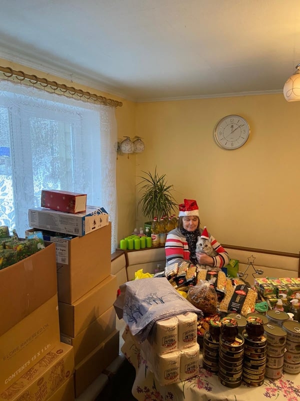 Ērģemes pagasta zemnieku saimniecības “Vaidelotes” saimniece Monta Skotele daudziem sirmgalvjiem gada baltāko svētku laikā ir kā labais eņģelis, kas jau vairākus gadus nes ziņu, ka arī mūsdienu materializētajā pasaulē nekur nav pazudusi labestība un vēlme dalīties ar otru, kam šajā dzīvē neklājas tik spoži.              
Autors:   INGA KARPOVA