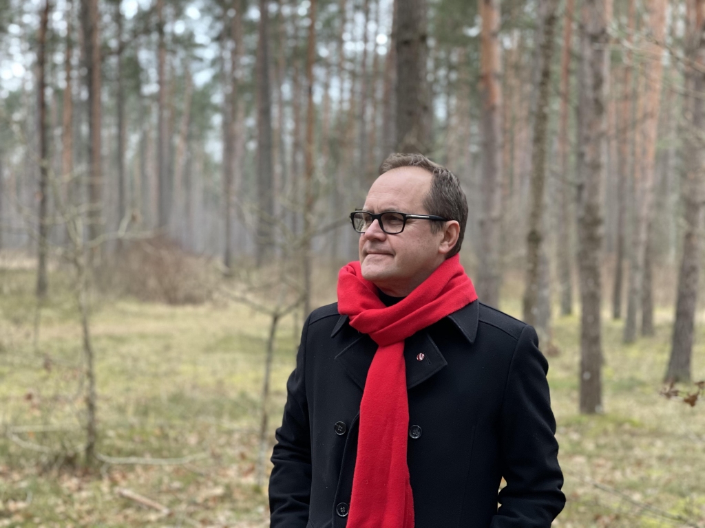Dzejniekam  un mūziķim Guntaram Račam Ziemassvētki ir laiks, ko viņš velta tikai saviem vistuvākajiem cilvēkiem, kopā izrunājot lietas, kam ikdienā visa gada garumā pietrūcis laika.                                                             
Autors:  ODRIJA ALEKSANDRA RAČA