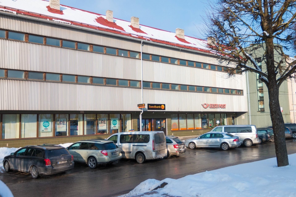 “Swedbank” Valgas filiāle.                                                               
Autors:  Arvo Mēkss