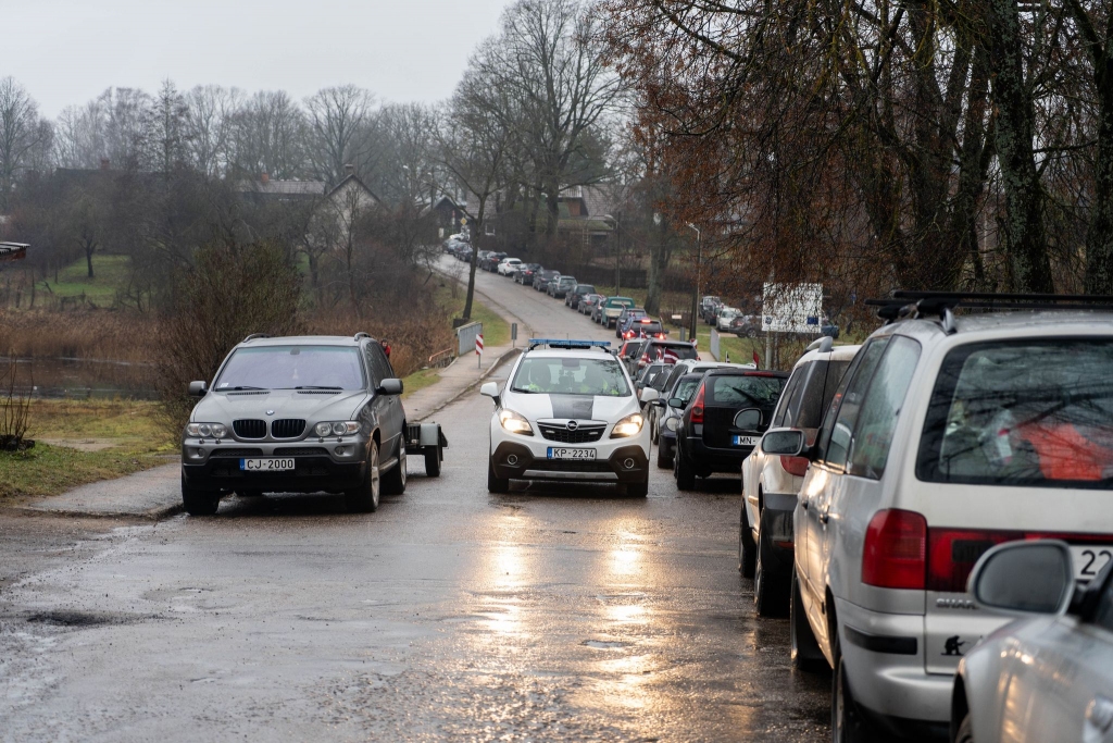 Atbraukušie, galvenokārt rīdzinieki, automašīnas atstāja Sēlijas ielā un paši devās uz jauno centru.
