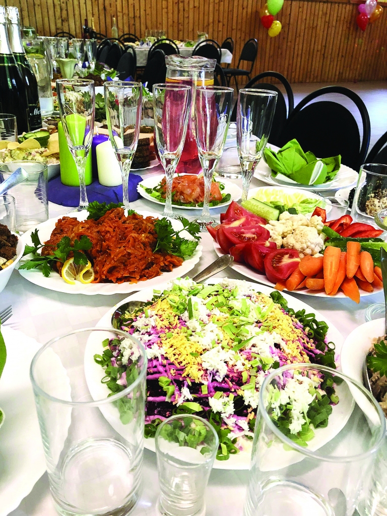 Ja grib ievērot latviešu tautas ticējumus, tad Vecgada vakarā galds jāklāj bagātīgi. Uz tā jābūt 12 ēdieniem.                                               
Autors:  ADRIJA ĪVĀNE