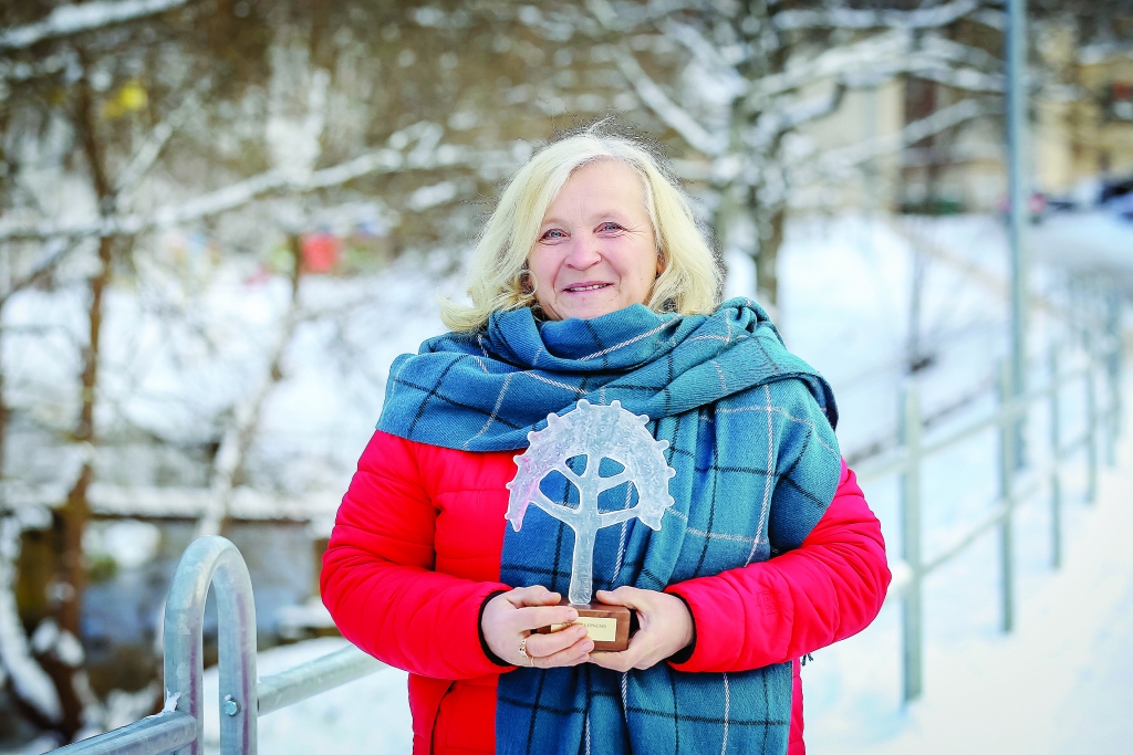 Daudz drošāka un pārliecinošāka Smiltenes tehnikuma starptautisko projektu vadītāja, grundzāliete Inguna Avota ir brīžos, kad kopā ar audzēkņiem kāpj lidmašīnā, lai dotos uz kādu no Eiropas valstīm piepildīt jaunieša sapni par praksi ārzemēs, nekā tagad – turot rokās «Latvijas lepnuma» balvu, ko saņēma šajos Ziemassvētkos. Inguna spēj katrā jaunietī saskatīt vairāk nekā viņš pats, un tas nereti izmaina visu dzīvi.                                                                                                                                                                                                                                                                                                                                                               
Autors: SANTA SINKA   