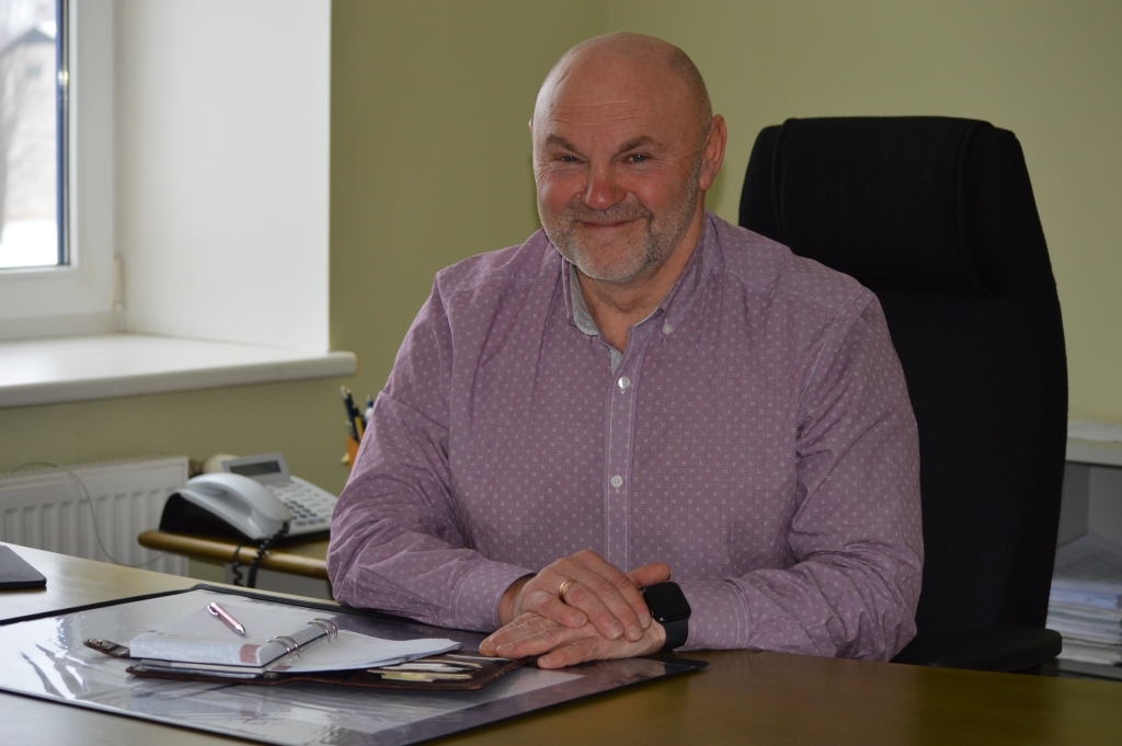 Vidzemē lielākā ceļu būves uzņēmuma “8CBR” valdes priekšsēdētājs Andris Lacbergs uzsver, – nedrīkst nogriezt finansējumu ceļu būvniecībai, jo tas atstāj būtisku ietekmi uz visu ekonomiku.                          
Autors:  SANDRA PĒTERSONE