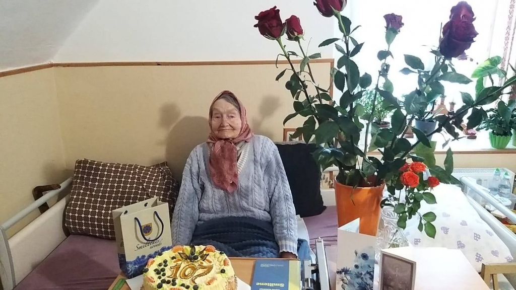 Savā ievērojamajā dzīves jubilejā smilteniete Alīda Palsiņa sveicējus klātienē pieņemt nevarēja, bet par viņu domāja un dāvanas sūtīja gan daudzie tuvinieki, gan Smiltenes novada pašvaldība.                          
Autors:  “PANSIJA RAUNA”