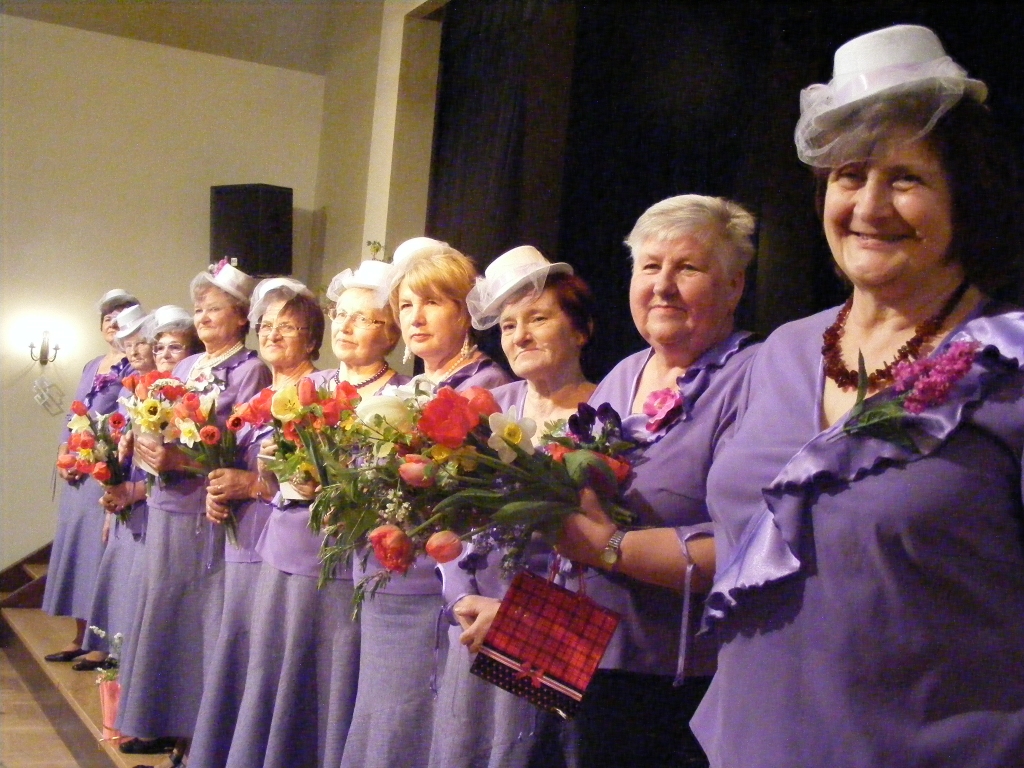 Darbojoties deju grupā “Vijolītes” vadītājas Ženijas Daudzietes (attēlā pirmā no labās) iedvesmotas, Vijciema pagasta seniores atradušas iespēju izrauties no ikdienas, satikties ar domubiedrenēm un nekautrēties kāpt uz skatuves. Aizvadītajā gadā “Vijolītes” nosvinēja piecpadsmito pastāvēšanas gadadienu.                         
Autors:  VITA BĒRZIŅA