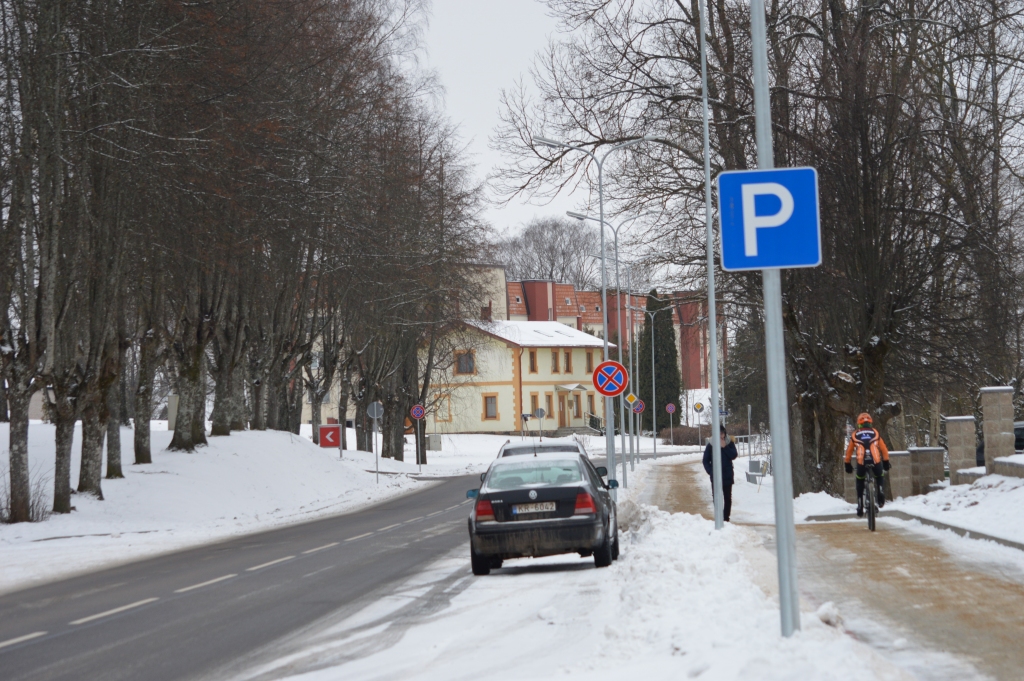 Pērn pārbūvētajā Dārza ielas posmā no Dakteru ielas līdz Atmodas ielai konstatēti defekti ieklātajai asfalta virskārtai. Būvdarbu izpildītājs par saviem līdzekļiem to šogad nofrēzēs un ieklās jaunu asfalta virskārtu. 
Autors:  SANDRA PĒTERSONE