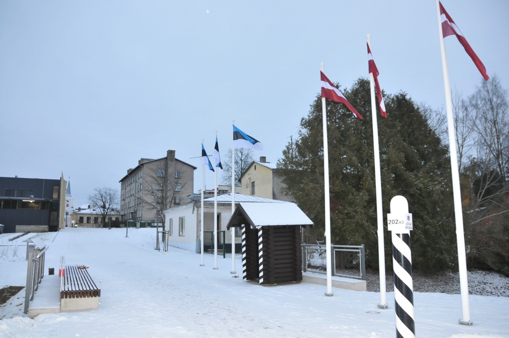Valkas un Valgas kopīgajā centrā viena no tūristu iecienītākajām vietām ir soliņš, robežbūdiņa ar blakus plīvojošiem Latvijas un Igaunijas karogiem uz pašas Latvijas un Igaunijas robežas. Diemžēl šī vieta nav izgaismota un satumstot grimst pilnīgā tumsā.                                                                                                                       
Autors:   INGA KARPOVA