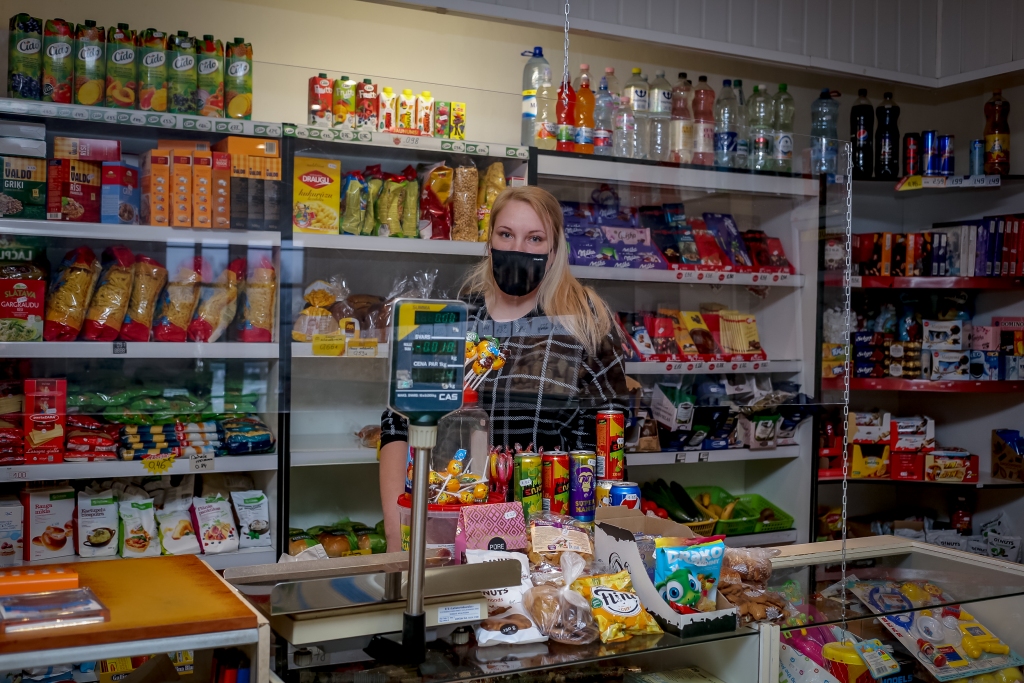 Blomes centra veikala pārdevēja Ieva Sunepe stāsta, ka pie ierobežojumiem tirdzniecības vietās iedzīvotāji ir pieraduši un tagad tos pieņem jau kā pašsaprotamus. Bailes un neziņa vairāk bija jūtama pavasarī, arī I. Sunepei, jo visu, kas saistīts ar «Covid-19», mēs piedzīvojām pirmo reizi.                                                                                                                                               
Autors:   