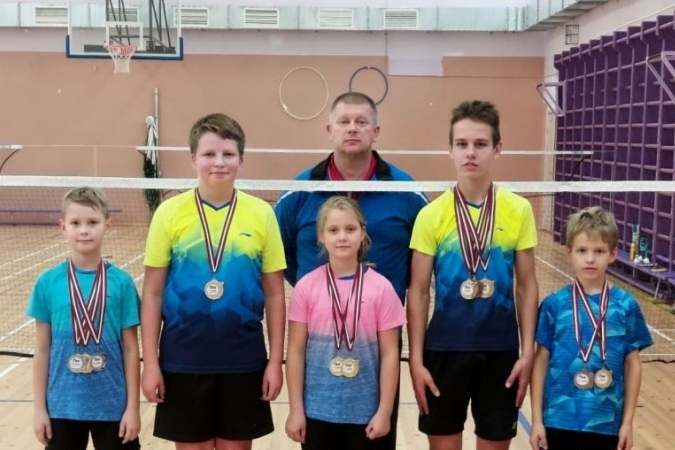 Treneris Aleksands Božeņeckis ar saviem audzēkņiem pēc veiksmīgi aizvadīta Latvijas čempionāta badmintonā jauniešiem – izcīnītas 11 medaļas.
Autors: no personīgā arhīva