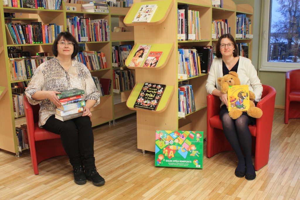 Tāpat kā lasītāji pēc grāmatām, tā bibliotekāres ir noilgojušās pēc saziņas ar lasītājiem un emociju apmaiņas. “Es jau domās sāku sazināties ar apmeklētājiem, ko varētu viņiem piedāvāt,” teic Valkas novada Centrālās bibliotēkas Bērnu literatūras nodaļas vadītāja Una Grāve (no labās).  Lasītājus gaida arī Pieaugušo literatūras nodaļas vadītāja Līga Rozīte (blakus).      
Autors: LAINE TĪDENA