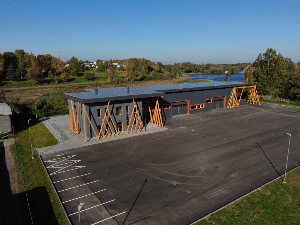 Akciju sabiedrība “Smiltenes piens”  ieguvusi nomas tiesības uz jauno pašvaldībai piederošo ražošanas ēku Smiltenē, Valkas ielā 5 (attēlā), un paplašinās ražošanu.                                                                       
Autors: SMILTENES NOVADA DOME