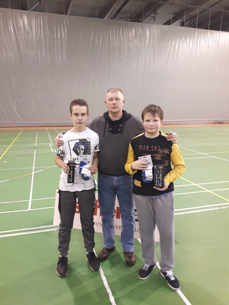 Aleksandrs Božeņeckis ar audzēkņiem turnīrā Rīgā.
Autors: no personīgā arhīva