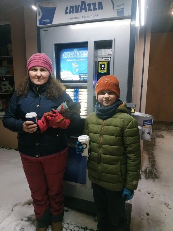 Valcēniešu Daņilovu ģimene ik pa laikam sevi palutina ar karstajiem dzērieniem, kurus var iegādāties kafijas tirdzniecības automātos. Dodoties pastaigās vakaros, desmit gadus vecais Alberts kopā ar mammu Sandru sasildās ar karsto šokolādi.                                                                                                                                                
Autors:  SANDRA DAŅILOVA 