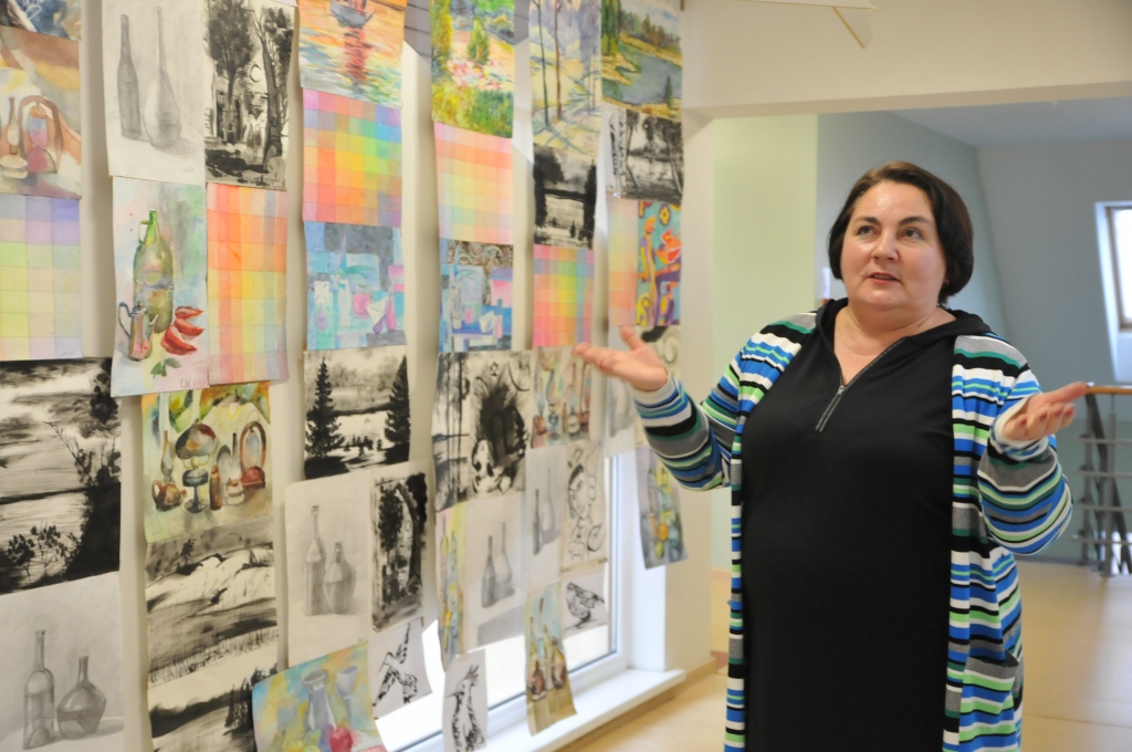Valkas mākslas skolas direktore Sniedze Ragže atzīst, ka attālinātās mācīšanās procesā viegli nav ne bērniem, ne pedagogiem, bet šī mācību gada pirmā semestra noslēguma darbu izstāde apliecina, ka skolā mācās talantīgi un centīgi audzēkņi.                                                                                    
Autors:  INGA KARPOVA