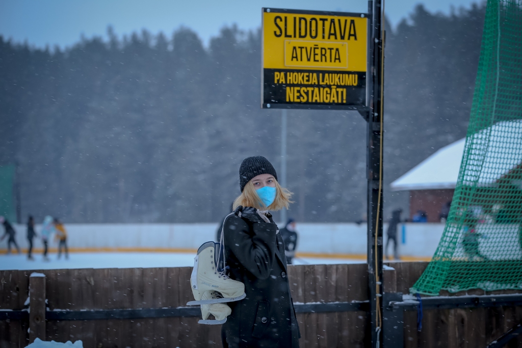 Lai nemudinātu iedzīvotājus, īpaši jauniešus un bērnus, slidošanas iemaņas pilnveidot uz pilsētā esošajām ūdenstilpnēm, Smiltenē, hokeja laukumā pie Tepera ezera, ir atvērta āra slidotava. Vienlaikus katram ir jāapzinās, ka pastāv distancēšanās un pulcēšanās ierobežojumi, kas ir jāievēro.                                                                                                                                                                                                      
Autors: SANTA SINKA