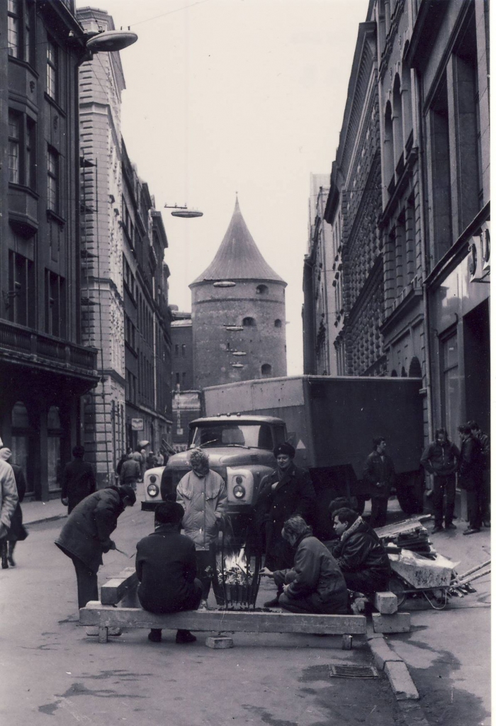 Valcēnietis Andris Stolbovs 1991. gada janvāra barikāžu notikumus piefiksēja ar fotoaparātu “Minolta”. Šodien šie melnbaltie uzņēmumi ir vēstures liecības par latviešu drosmi un patriotismu.
Autors: ANDRIS STOLBOVS