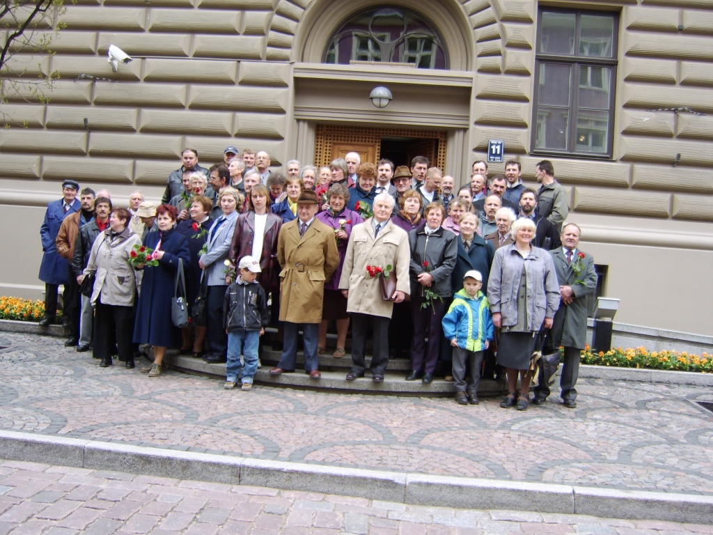 Šis fotouzņēmums tapis 2005. gada 13. maijā Rīgā uz Saeimas ēkas kāpnēm. Šajā dienā kārķēnieši – janvāra barikāžu dalībnieki – Barikāžu muzejā saņēma augstāko apbalvojumu – barikāžu piemiņas zīmi.                                                                                                                                              
Autors: SANDRA PILSKALNE