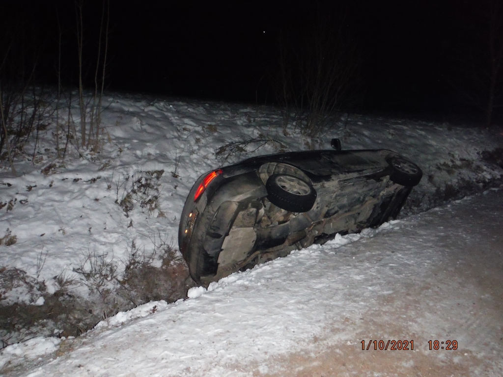 Lai nenotiktu šādi gadījumi, kad automašīnas, braucot pa apledojušiem ceļiem, ieslīd grāvī, Valsts policija aicina autovadītājus izvēlēties ceļa un meteoroloģiskajiem apstākļiem atbilstošu drošu braukšanas ātrumu.                                                                                        
Autors: VALSTS POLICIJA